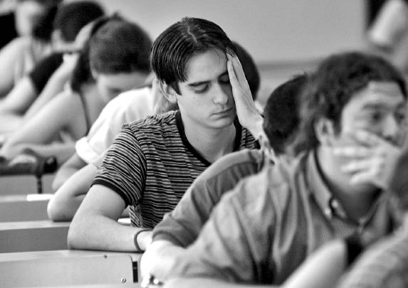 Ansiedad y preocupación jóvenes durante un examen
